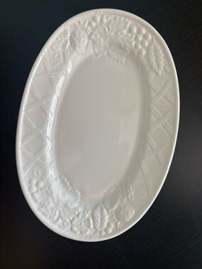 Mikasa White Embossed Oval Plate 9”